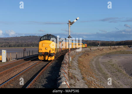 Colas railfreight Klasse 37 Lokomotiven vorbei an einem mechanischen semaphore Signal an Arnside mit einem Network Rail Infrastructure Monitoring Zug Stockfoto