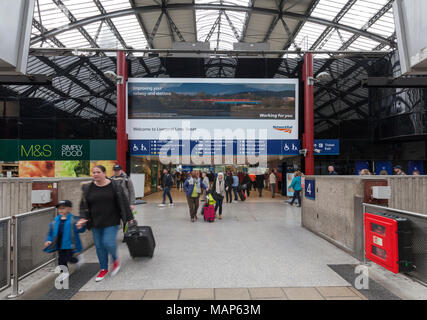 14/04/2017 Liverpool Lime Street Station, Railway poster Förderung von Network Rail am Eingang der Halle Stockfoto