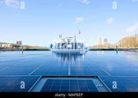 Fahrt auf der Seine mit dem Planeten Solar Yacht zwischen Rouen und die D'Amfreville sperren. Die TÛRANOR PlanetSolar ist derzeit der größte Sola Stockfoto