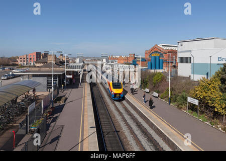 Ein East Midlands Trains Class 222 meridian Zug an der Universität Loughborough Bahnhof an der Midland Main Line mit einem Nottingham London St Pancras Zug Stockfoto