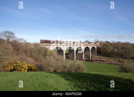 GB Railfreight Class 66 Lokomotive kreuze Hurlford Viadukt (Fluss Irvine, südlich von Kilmarnock) mit einem Güterzug mit Vorschaltgerät für Network Rail Stockfoto