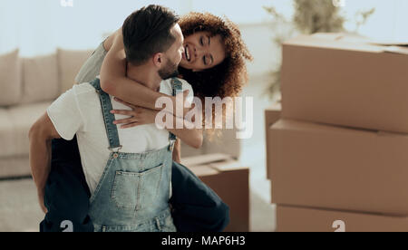 Frau und Mann sind glücklich, ein neues Haus zu ziehen. Stockfoto