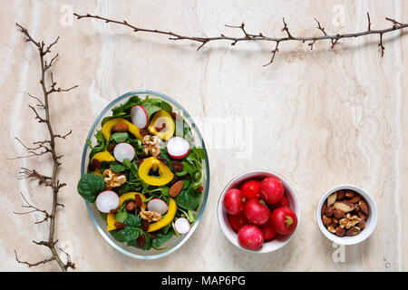 Gesund vegan Salat mit Radieschen, Muttern, gelbe Paprika auf Marmor mit Kopie Raum Stockfoto