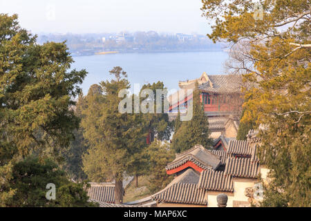 Blick auf einem Hügel über historische Gebäude in Beihai Park, Peking, China im März 2018. Stockfoto