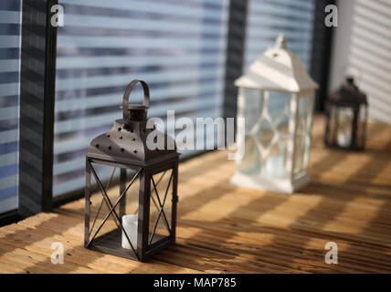 Weiße und braune Laternen auf braun Holzboden ist mein Balkon. Schöne Beleuchtung Sonnenlicht während des Tages. Stockfoto