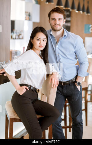 Asiatische nette weibliche mit schwarze lange Haare und attraktiv unrasiert Männlich Ich Stockfoto