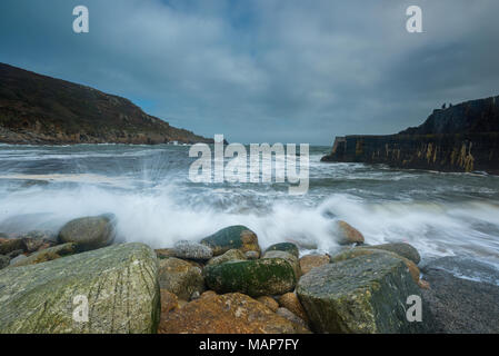 Die atemberaubend schöne und atmosphärische cornsih Küste im Larmorna Cove in der Nähe von Penzance an der Küste von Cornwall in der Nähe von Lands End und die Eidechse. Penwith Stockfoto