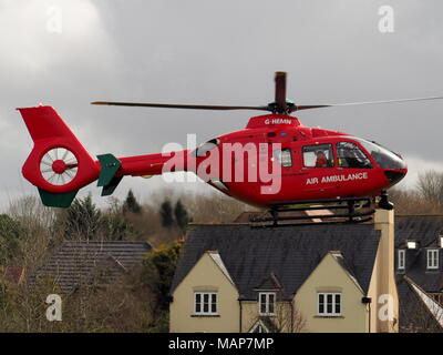 Aldermaston Wharf, Berkshire, UK, 3. April 2018: Air Ambulance Landung in Wohnsiedlung auf einen Notfall zu besuchen Stockfoto