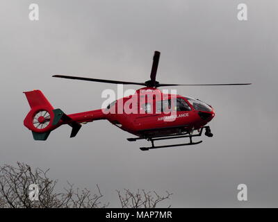 Aldermaston Wharf, Berkshire, UK, 3. April 2018: Air Ambulance Landung auf einen Notfall zu besuchen Stockfoto