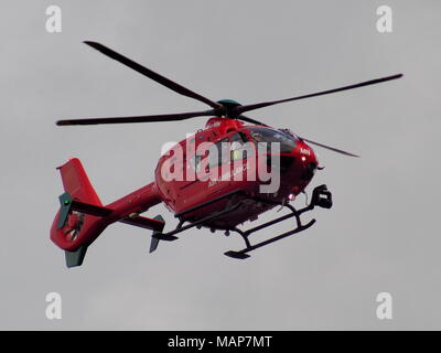 Aldermaston Wharf, Berkshire, UK, 3. April 2018: Air Ambulance Landung auf einen Notfall zu besuchen Stockfoto