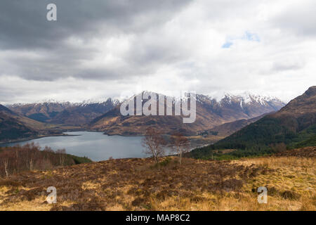 Fünf Schwestern von kintail und Loch Duich von bealach Ratagain Viewpoint, Glen Shiel, Isle of Skye, Schottland, UK im März - lange Belichtung Stockfoto