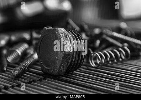 Monochrome verstreuten Schrauben und die Schraube isoliert auf Holz- hintergrund Textur für Website ot mobile Geräte, inländischen Swatch. Stockfoto
