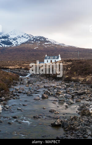 Allt Dearg Ferienhaus in der Nähe von Sligachan mit sgurr Nan Gillean, Cuillin Mountain, Isle of Skye, Schottland, UK im März - lange Belichtung Stockfoto