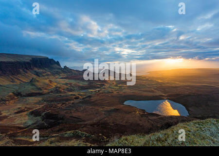 Sonnenaufgang in einer kalten, frostigen Morgen nach unten von quiraing (Süden), Isle of Skye, Schottland, UK im März Stockfoto