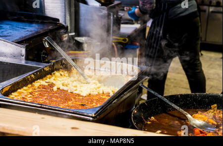 Essen Kochen im Borough Markt, Southwark, London, England, Großbritannien Stockfoto