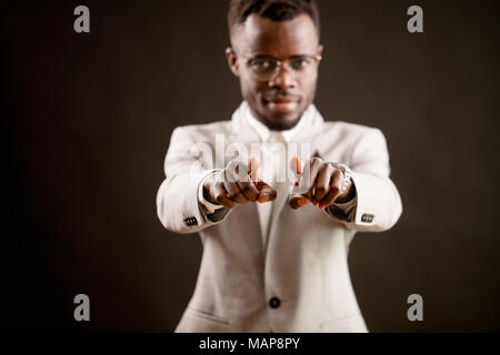 Pointing Finger der Afrikanischen Modell. Konzept der Wahl. Stockfoto