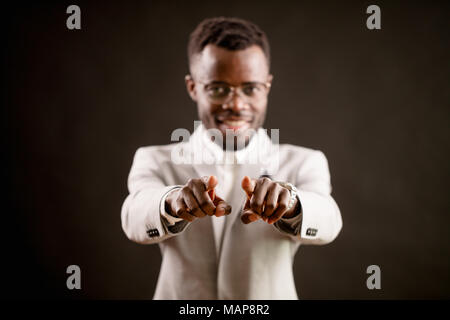 Modell in Gläsern und formale Outfit ist eine Herausforderung für seine Freunde Stockfoto