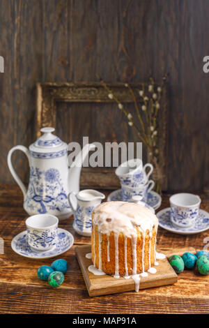 Noch immer leben mit einer alten Rahmen für ein Bild im Hintergrund. Ostern im rustikalen Stil. Ostern Ostern Tisch mit Kuchen und Ostereier mit Willow Stockfoto