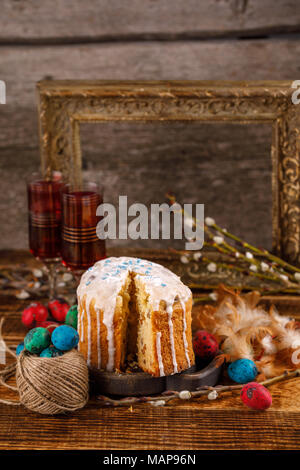 Die christlichen Feiertage Fotos von Ostern essen im rustikalen Stil. Die Tabelle ist mit Ostern Kuchen und bemalte Eier abgedeckt. Familie orthodoxe Urlaub Stockfoto