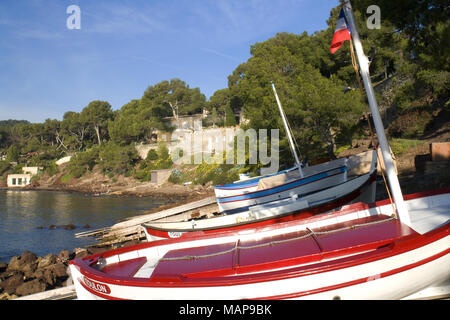 Kleine bunte Fischerboote auf helling zum Strand La Verne La Seyne-sur-Mer Stockfoto