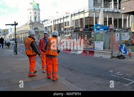 Crossrail Farringdon östlichen Ticket Halle Baustelle Arbeiter auf Long Lane in der Nähe von Smithfield Market in der City von London England UK KATHY DEWITT Stockfoto