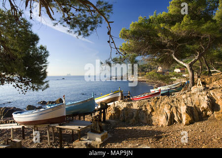 Kleine bunte Fischerboote auf helling zum Strand La Verne La Seyne-sur-Mer Stockfoto