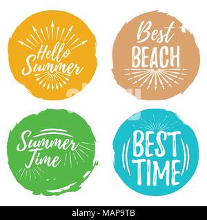 Einstellen der Sommerzeit label. Font mit der Bürste. Sommer und Strand Abzeichen. Vector Illustration Symbol mit Sunburst. Stock Vektor