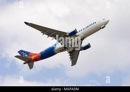 Tokio, Japan - APR. 1, 2018: Airbus A330-200, die vom internationalen Flughafen Narita in Tokio, Japan. Stockfoto