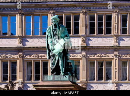 Gutenberg statue Straßburg, Bildhauer David d'Angers 1840, Handelskammer Gebäude, Ort Gutenberg-platz, Straßburg, Elsass, Frankreich, Europa, Stockfoto
