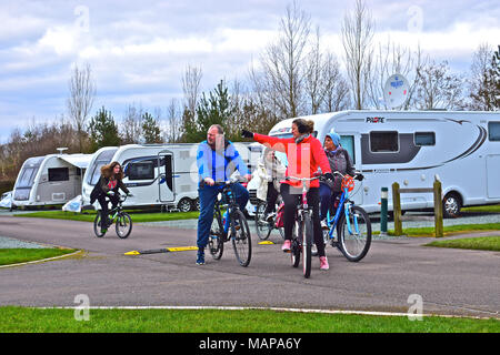 Förderung eines gesunden Lebensstil im Freien eine Gruppe von Erwachsenen und Jugendlichen Radfahrer, die auch Caravaner pause En-route zu bewundern, eine Karawane (von Geschossen). Stockfoto