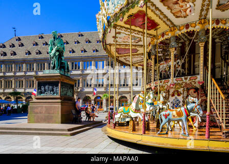 Merry-go-round, Gutenberg Statue, Handelskammer Gebäude, Ort Gutenberg-platz, Straßburg, Elsass, Frankreich, Europa, Stockfoto