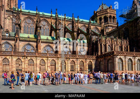 Touristen queuing Kathedrale Notre-Dame, Straßburg, Elsass, Frankreich, Europa zu besuchen, Stockfoto