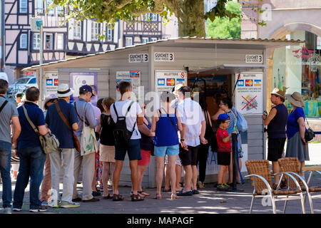 Touristen Schlange zu Tickets für Stadtrundfahrten Boot, Straßburg, Elsass, Frankreich, Europa kaufen, Stockfoto