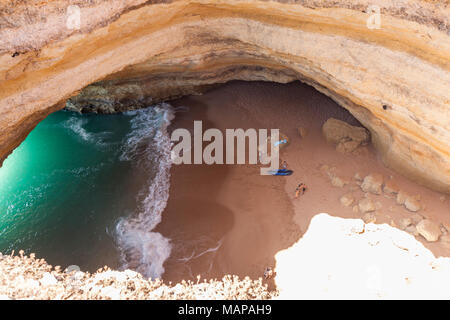 Juwel im Meer, Hidden Beach in der Algarve, Portugal Stockfoto