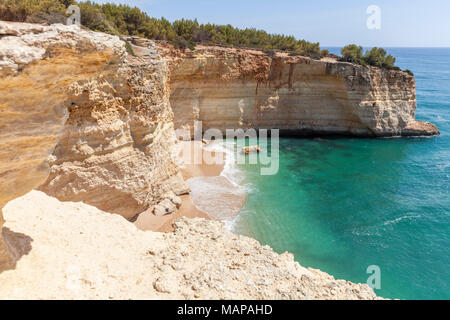 Blick von der Spitze des Berges die Aufsicht über das Meer. Stockfoto