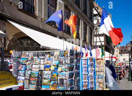 Postkarten zum Verkauf auf dem Display steht, fliegen die französische Flagge, place de la Cathédrale, Cathedral Square, Straßburg, Elsass, Frankreich, Europa, Stockfoto