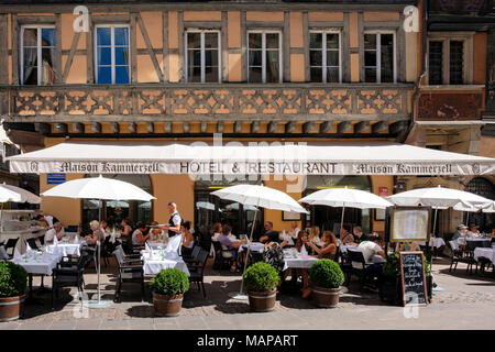 Alfresco Restaurant Terrasse, Kunden zu Mittag, Maison Kammerzell mittelalterliches Haus, 16. Jahrhundert, Straßburg, Elsass, Frankreich, Europa, Stockfoto