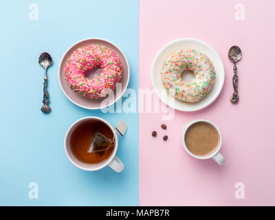 Ansicht von oben Tasse Kaffee und Tee, Krapfen Vanille auf einem Rosa Hintergrund. Stockfoto