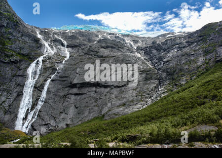 Der Wasserfall von schmelzenden Gletscher Briksdalsbreen Tal im Nationalpark Jostedalsbreen Norwegen. Stockfoto