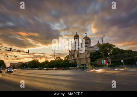 1352 Die Mutter Gottes Kathedrale in Varna bei Sonnenuntergang, Bulgarien Stockfoto