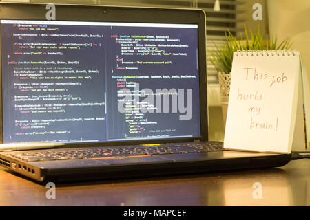 Die Web developer Arbeitsplatz. Laptop mit einem Hinweis zur Seite. Pause nach einem harten Arbeit Konzept. Die digitale Technologie moderne Hintergrund. Stockfoto