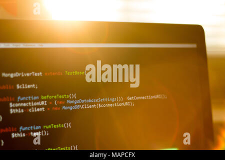 PHP-Code. Web Development im Sonnenuntergang Strahlen Stockfoto