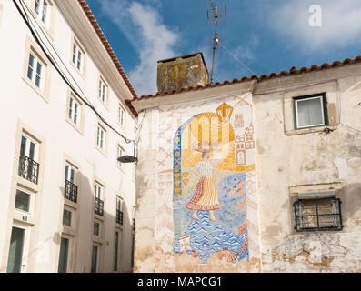 Street Art in Form von große Wandbilder in der historischen Alfama Viertel im Zentrum von Lissabon, Portugal. Stockfoto