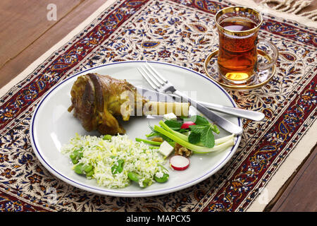 Iranische persische Küche, geschmorte Lammkeule, baghali Polo, sabzi khordan Stockfoto