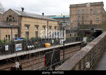 Der Bahnhof und die Salze Mühle in die Viktorianische Modell Dorf Saltaire Yorkshire Stockfoto