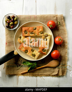 Traditionelle italienische Focaccia mit Oliven auf den Tisch: Detailansicht Stockfoto