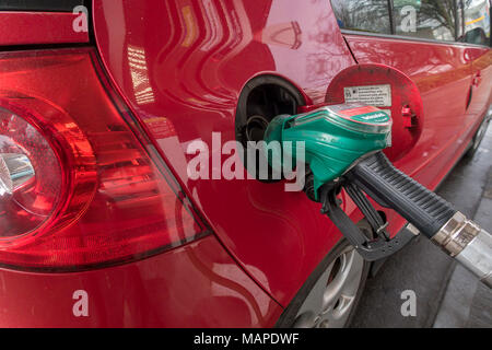 Schließen Sie herauf Bild eines Autos mit Benzin an einer Tankstelle, London gefüllt wird, England Stockfoto