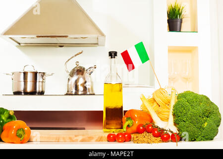 Italienische Küche mit Kopie auf dem Küchentisch Stockfoto