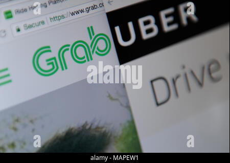 Ride Sharing Websites, Ergreifen und Uber Webseiten sind sowohl auf einem Bildschirm gesehen Stockfoto