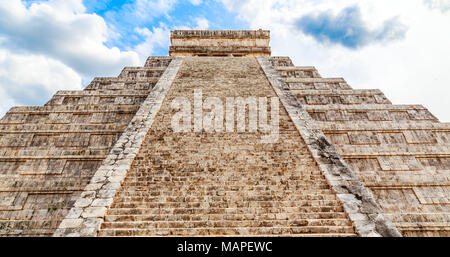 Tempel des Kukulcan oder das Schloss, das Zentrum der Chichen Itza maya archäologische Stätte, Yucatan, Mexiko Stockfoto